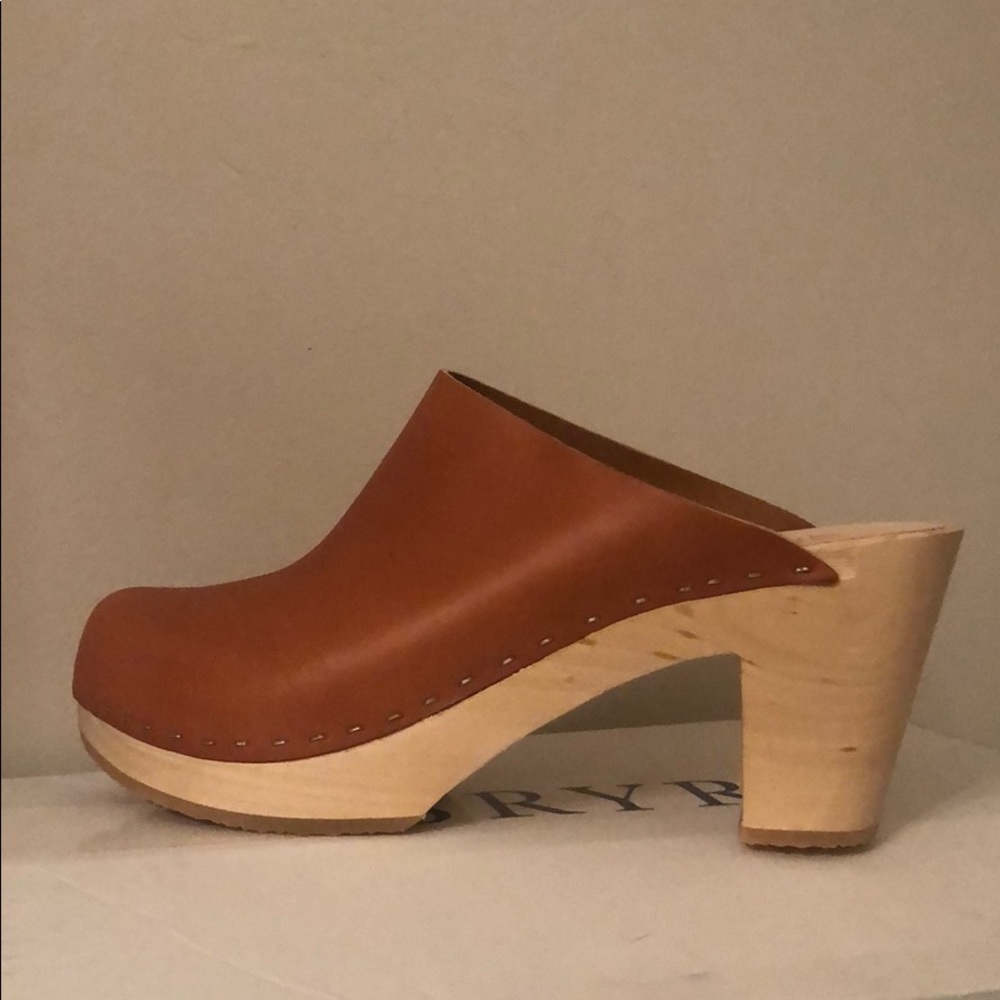 Bryr Clementine Closed Toe Clog in Whiskey